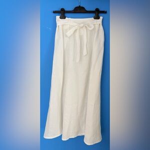 Like New! Loro Piana White 100% Linen Wrap Skirt, sz. 42 (US Small)